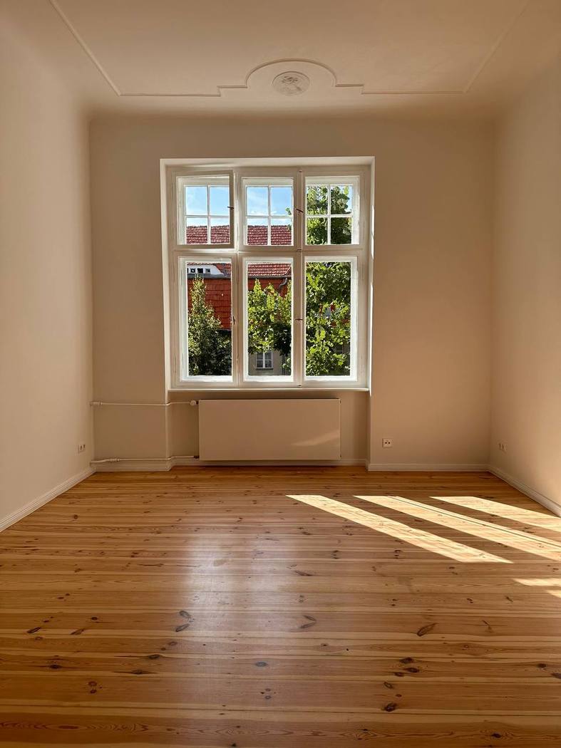 Altbauwohnung mit aufgearbeiteten Dielen und Stuck, Berlin