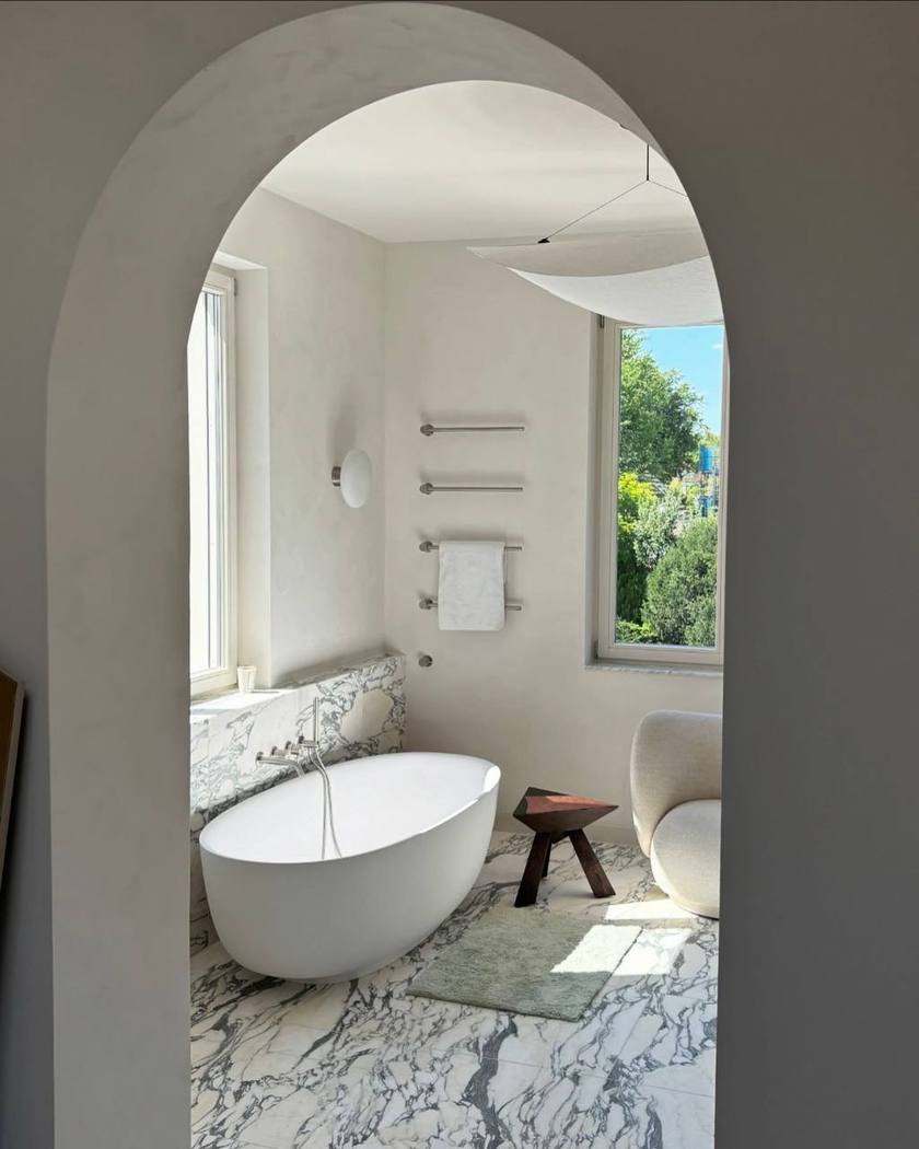 Saniertes Bad mit freistehender Badewanne und Marmorboden