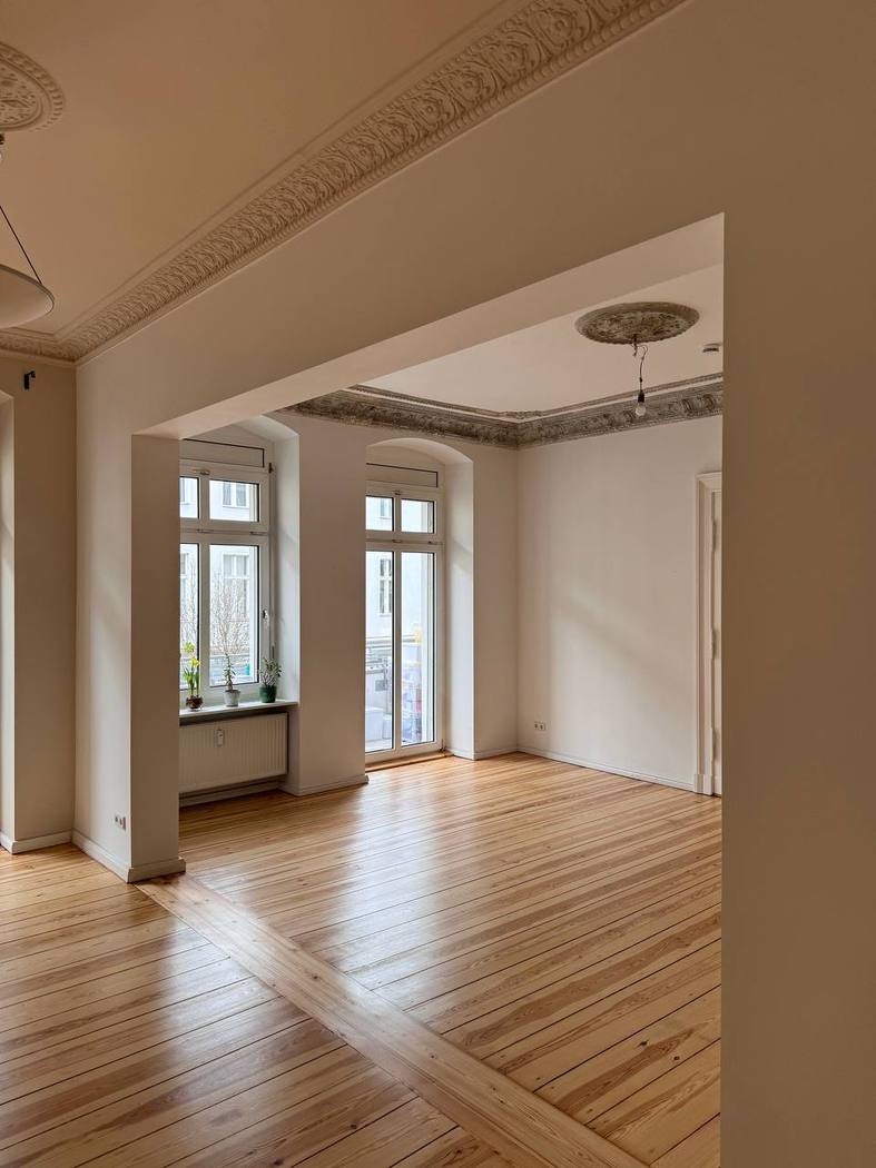Altbausanierung: geöffnete Wand und neuer Grundriss mit Stuck