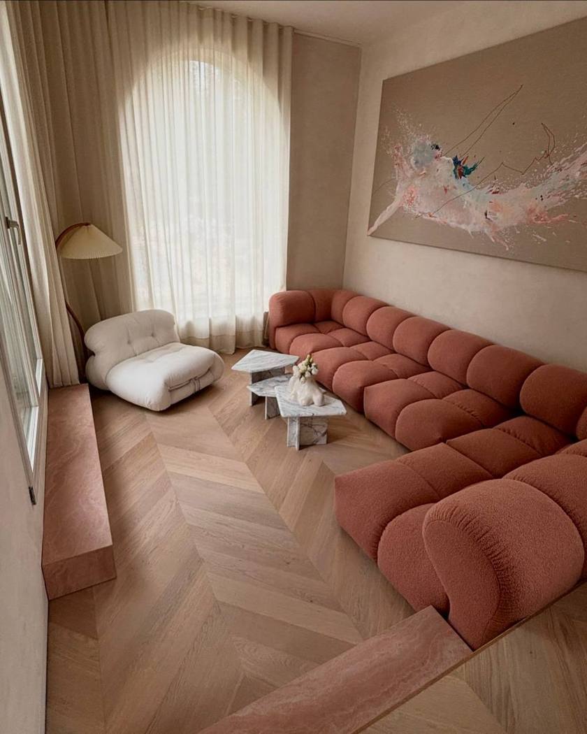 Wohnzimmer nach Komplettsanierung mit Fischgrätparkett, Berlin